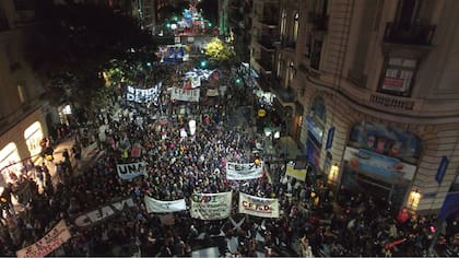 Estudiantes universitarios marcharon en reclamo de mejoras salariales docentes y un aumento presupuestario