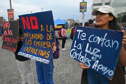 Estudiantes universitarios participan en una manifestación contra el gobierno del presidente ecuatoriano Daniel Noboa y el referéndum del próximo domingo en Quito, el 17 de abril de 2024.