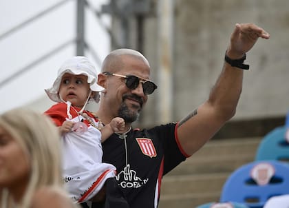Estudiantes vs Platense por la final del Trofeo de Campeones 2025, disputado en el estadio de San Nicolás
Llega Veron al estadio