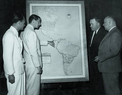 Estudio de la carretera Panamericana. El Sr. Borgonovo con el Gerente del ACA en Washington en 1941.
