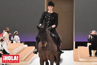 Charlotte Casiraghi desfiló en la semana de la moda de París y su marido la aplaudió en primera fila