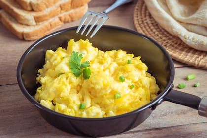 Estudios demuestran que incluir huevos en el desayuno puede disminuir el apetito y reducir los antojos durante el día.