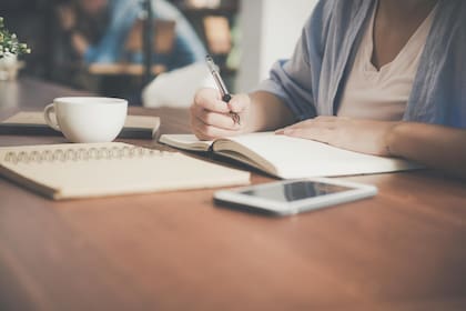Estudios revelaron que las personas que toman nota en clase a mano comprenden más la información que los que lo hacen en computadora
