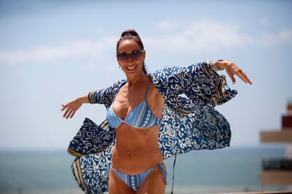 Estupenda, cuida su físico, su herramienta de trabajo desde la que parte su arte