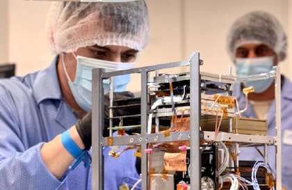 Etapa final de integración del satélite Atenea que será parte de la misión Artemis II de la NASA