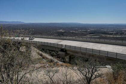 Con la colocación de la última viga del cuarto viaducto en la Bajada de las Altas Cumbres, quedó unido el tramo de algo más de 16 kilómetros