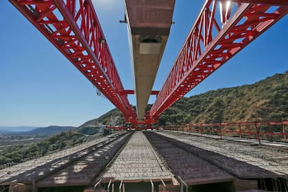 Con la colocación de la última viga en los viaductos, concluyó una parte sustancial de los trabajos en la zona 