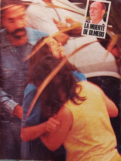 Etchart capturó el dolor de Herrera al ver el cuerpo de Olmedo. Foto Oscar Etchart