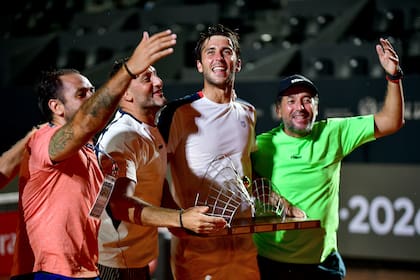 Etcheverry, en febrero, celebrando el título en el Río Open, junto con su kinesiólogo Andrés Romañuk y Grinóvero