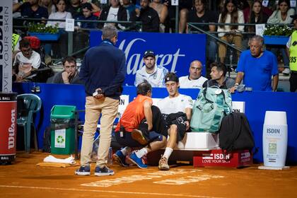 Etcheverry recibiendo atención del fisioterapeuta Alejandro Resnicoff