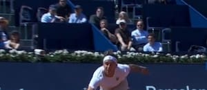 La riesgosa y polémica jugada con la que Etcheverry quedó eliminado en Barcelona y el frío saludo a su rival