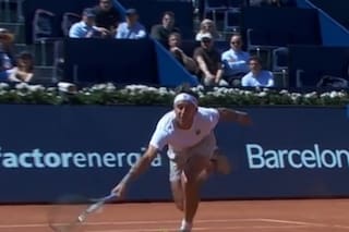 La riesgosa y polémica jugada con la que Etcheverry quedó eliminado en Barcelona y el frío saludo a su rival