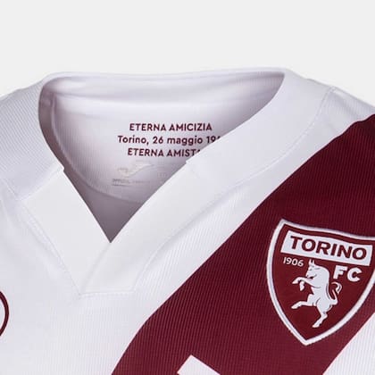 "Eterna amicizia", dice el cuello de la nueva camiseta suplente del Torino, en honor a su vínculo con River Plate