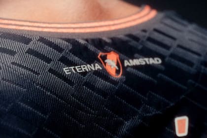 Eterna amistad, se lee en la parte de atrás de la camiseta de Torino, en donde su escudo se fusiona con el de River