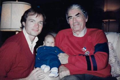 Ethan, de bebé, junto a su padre Stephen y su famosísimo abuelo