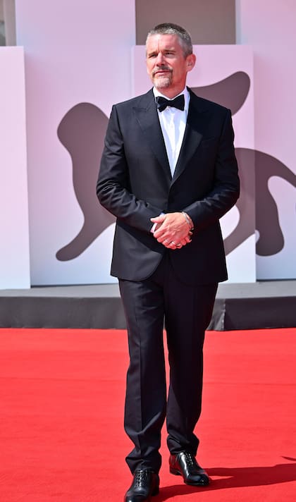 Ethan Hawke fue el encargado de hacerle entrega al director y guionista australiano Peter Weir el León de Oro por su prolífica carrera y su legado. El evento tuvo lugar en la Sala Grande del Palacio del Cine en el marco de la Bienal de Venecia. A sus 80 años, Weir cosechó varios éxitos, entre los que se encuentran La sociedad de los poetas muertos -una de las primeras películas donde actuó Hawks-, The Truman Show y Testigo en peligro. Durante la velada, además, se proyectó una de sus mejores películas, Capitán de mar y guerra