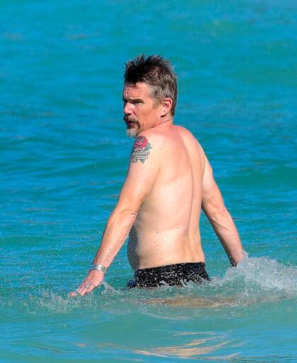 Ethan Hawke luce sus tatuajes mientras se baña en las paradisíacas playas de St Barts. Entre todos sus tatuajes, sobresale una rosa gigante a la altura de su hombro izquierdo