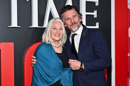 Ethan Hawke mostró su lado más tierno en la alfombra roja al posar con su mamá, Leslie Carole Green