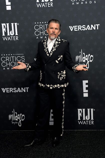 Ethan Hawke, nominado a mejor actor principal por su trabajo en el film Blue Moon, se despegó del resto con un traje de Bode en negro con bordados blancos