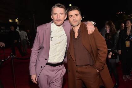 Ethan Hawke y Oscar Isaac en la presentación de la miniserie en Los Ángeles