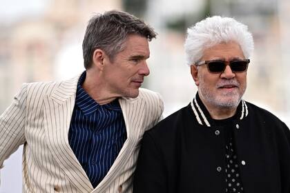 Ethan Hawke y Pedro Almodóvar, durante un photocall en Cannes