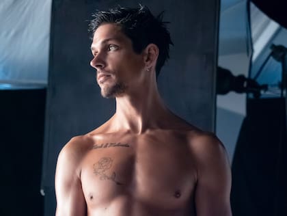 Ethan James Green, el primer fotógrafo en retratarse a sí mismo para el Calendario Pirelli