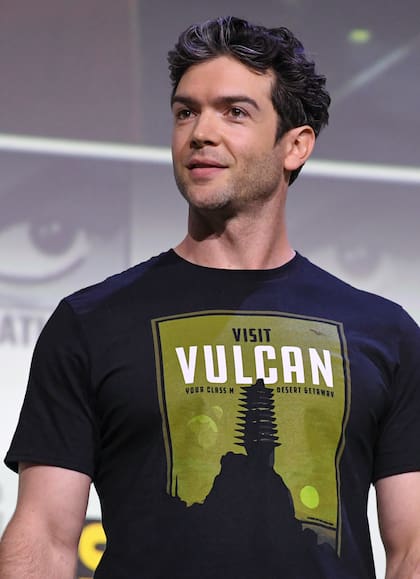 Ethan –que impacta por el gran parecido con su reconocido abuelo– posa durante su paso por la Comic-Con de San Diego, California, el 26 de julio de 2025