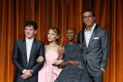Ethan Slater, Ariana Grande y Cynthia Erivo recibieron la mención como Mejor película, premio que fue entregado por Ryan Reynolds