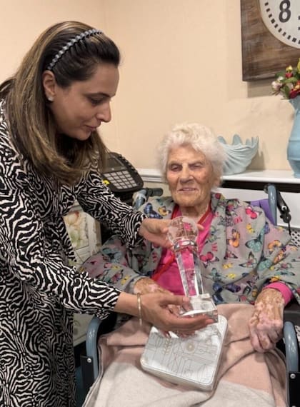 Ethel Caterham recibió en mayo el premio LongeviQuest por ser la mujer más anciana del mundo, con 115 años