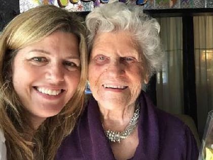 Ethel Caterham y una de sus nietas, después de cumplir 113 años