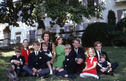 Ethel junto a sus hijos. La onceava, Rory, nacería seis meses después del asesinato de Robert F. Kennedy
