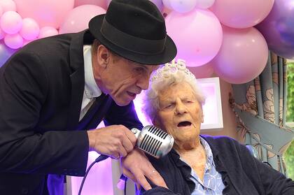 Ethel May Caterham disfrutó de una actuación de su artista favorito tributo a Frank Sinatra