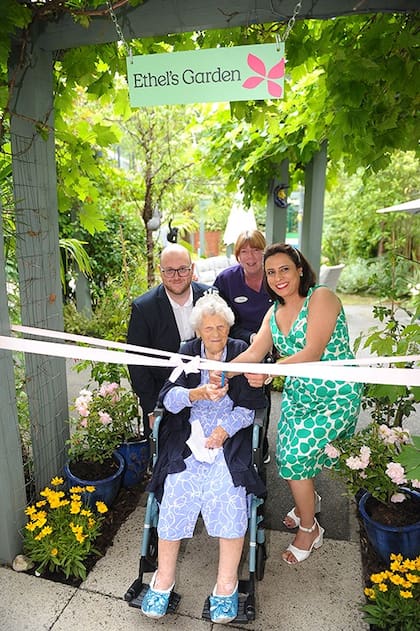Ethel May Caterham fue homenajeada con un jardín que lleva su nombre y le pusieron una fuente de agua y campanillas de viento