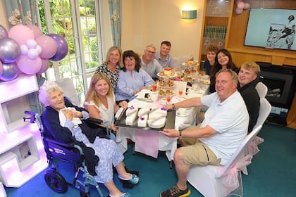 Ethel May Caterham pasó su cumpleaños rodeada de familiares y amigos que se acercaron a hogar de ancianos llamado Hallmark Lakeview, Surrey