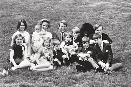 Ethel y Robert con diez de sus once hijos –el menor nació después de que su padre fuera asesinado–, en 1965