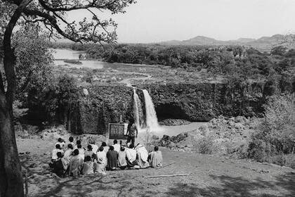Etiopía, 1971. “Esta escena representa la relación de la naturaleza con el acceso a la educación. Muestra una escuela al aire libre, en medio de un paisaje maravilloso. Los alumnos estaban un poco más dispersos y solamente le pedí al profesor si podía juntarlos”