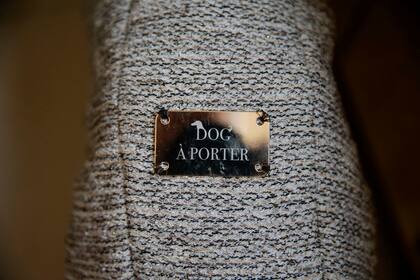 Etiqueta en un abrigo de perro creado por la diseñadora Giovanna Temellini