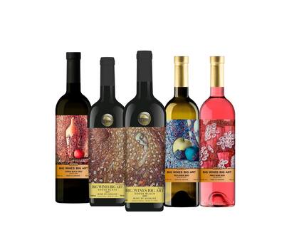 Etiquetas de los vinos con la pintura de Iván Marchuk; el primero es el premiado.