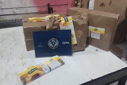 Etiquetas para el envase clandestino de aceite Cocinero trucho