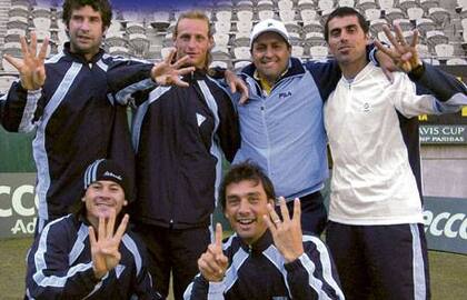 Etlis, Nalbandian, el capitán Mancini, Martín Rodríguez, Coria y Puerta; los integrantes del equipo argentino de Copa Davis que derrotó 4-1 a Australia, en los cuartos de final de 2005, en Sydney.