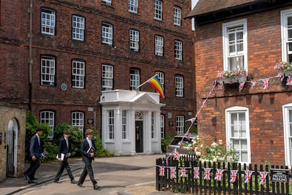 Una bandera LGTB al frente de un edificio de Eton