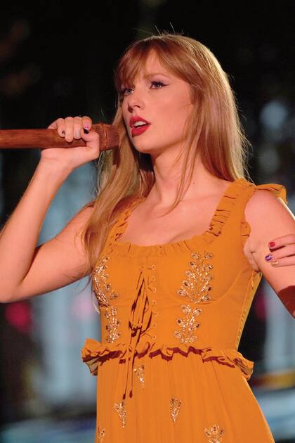 ETRO. Vestido con breteles y detalles florales bordados sobre el cuerpo y la falda.