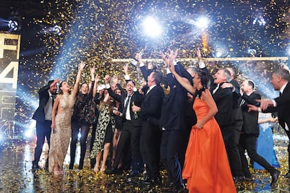 Euforia, aplausos y mucha emoción. El equipo de Telefe Noticias celebra en el escenario que ganaron el Martín Fierro de Oro.