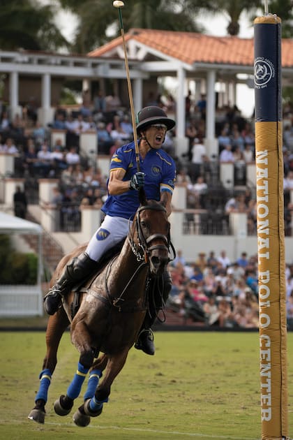 Eufórico, Hilario festeja el gol
que hizo la diferencia en chukker
suplementario.