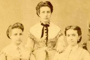 Eufrásia Teixeira Leite está de pie. Su hermana Francisca, a la derecha, y una prima a la izquierda