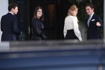 Eugenia (con cartera símil acordeón de Gabriela Hearst) y Beatriz de York, acompañadas por sus respectivos maridos, Jack Brooksbank y Edoardo Mapelli.