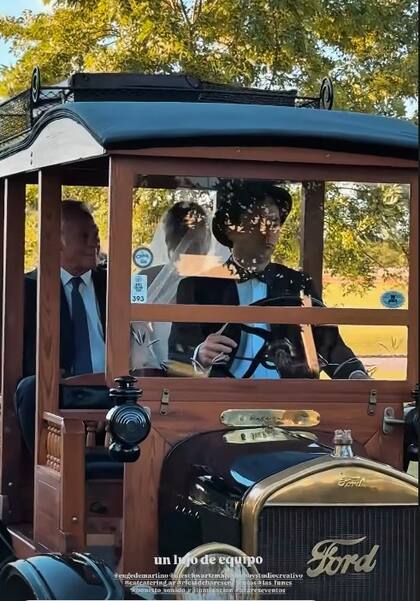 Eugenia de Martino llegó hasta el lugar de la ceremonia a bordo de un antiguo automóvil Ford