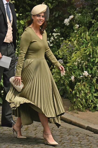 Eugenia de York, que estuvo sin su marido, el empresario Jack Brooksbank, eligió un vestido midi plisado, manga larga, de la casa británica Joseph, que acompañó con clutch de cuero (modelo Maud) de Anya Hindmarch, zapatos nude de Aquazzura y pillbox (modelo Sabina) de Emily London Millinery.
