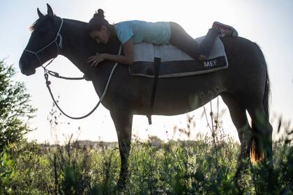 Eugenia Fuentes realizando un ejercicio de doma natural