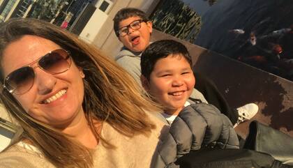Eugenia junto a Mateo y Benjamín.